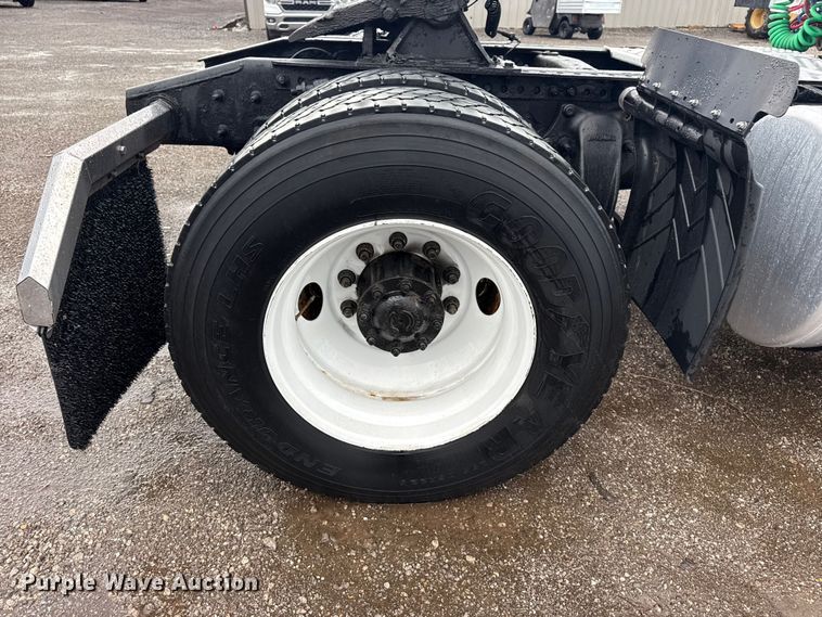 image for item EG1944 2014 Freightliner Cascadia 125 semi truck