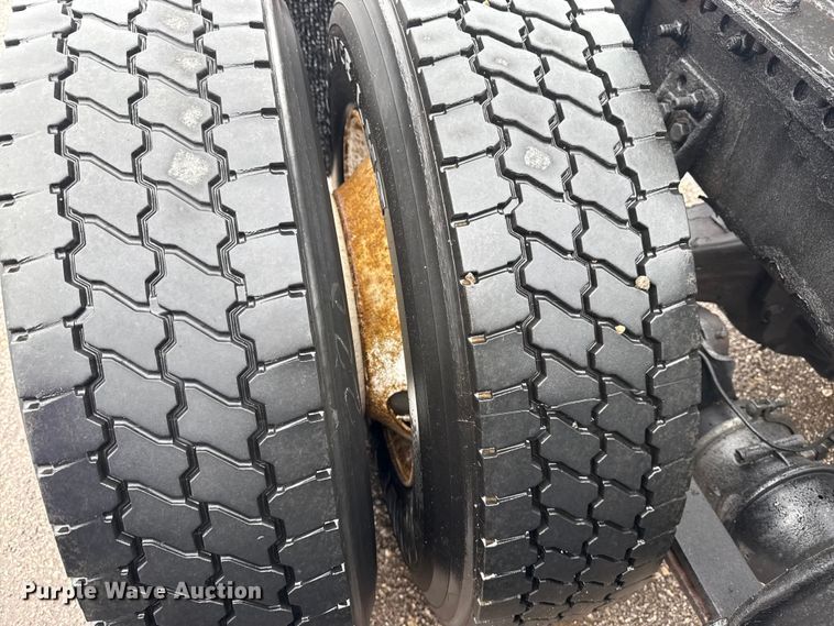 image for item EG1944 2014 Freightliner Cascadia 125 semi truck