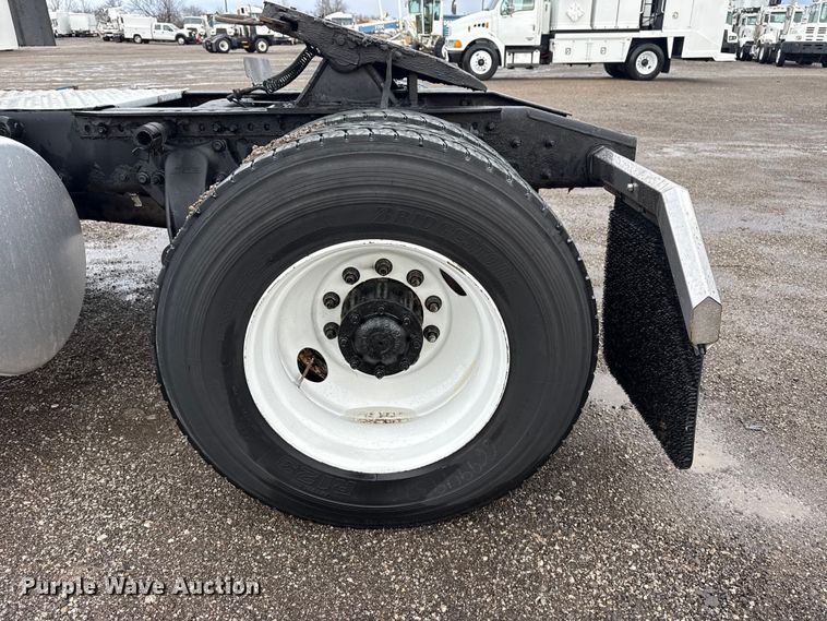 image for item EG1944 2014 Freightliner Cascadia 125 semi truck