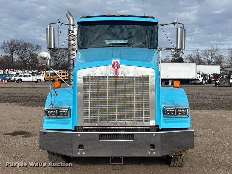 image for item EG2119 2014 Kenworth T800 semi truck
