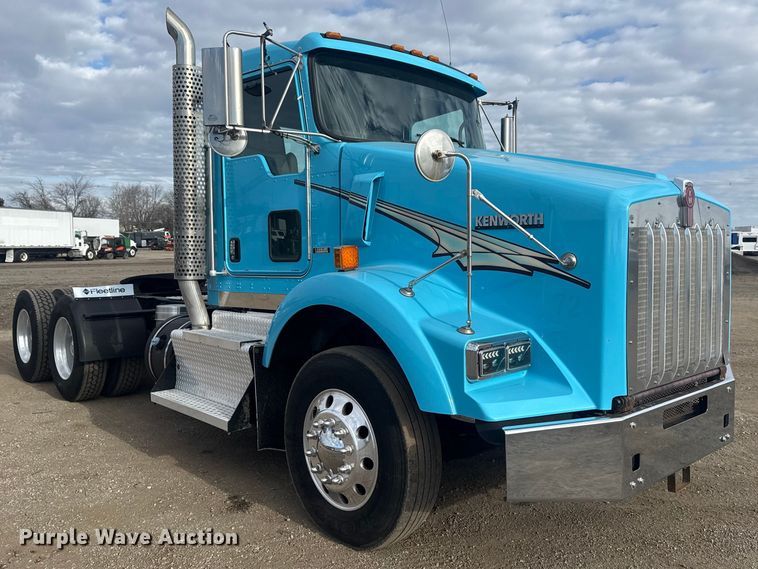image for item EG2119 2014 Kenworth T800 semi truck