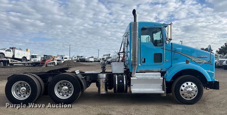 image for item EG2119 2014 Kenworth T800 semi truck