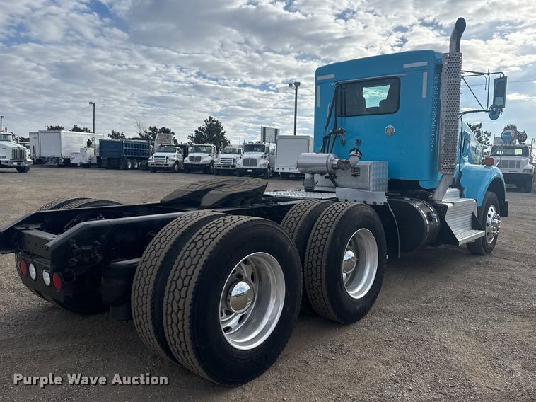 image for item EG2119 2014 Kenworth T800 semi truck