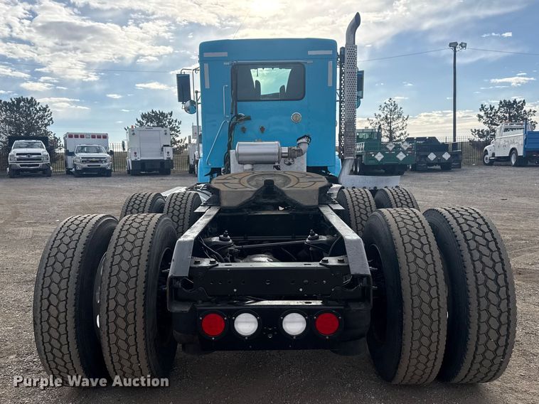 image for item EG2119 2014 Kenworth T800 semi truck