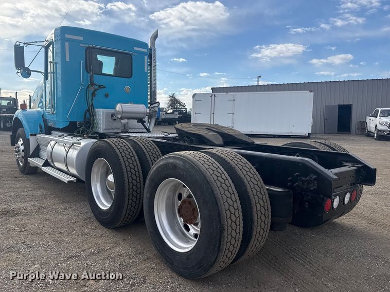 image for item EG2119 2014 Kenworth T800 semi truck