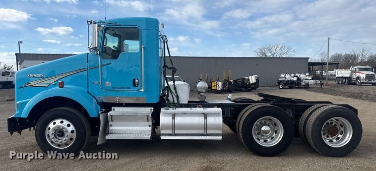 image for item EG2119 2014 Kenworth T800 semi truck