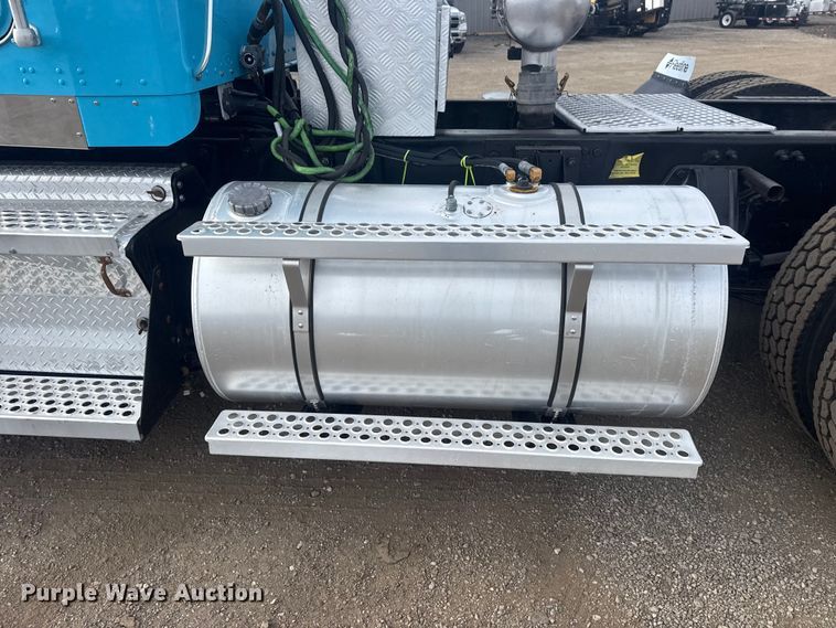 image for item EG2119 2014 Kenworth T800 semi truck