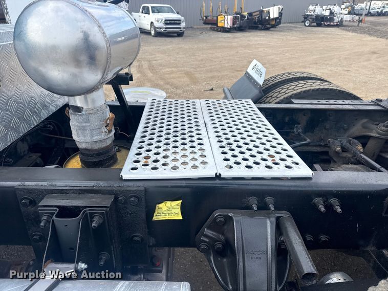 image for item EG2119 2014 Kenworth T800 semi truck