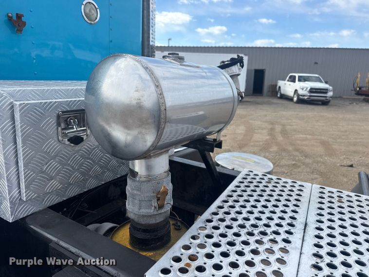 image for item EG2119 2014 Kenworth T800 semi truck