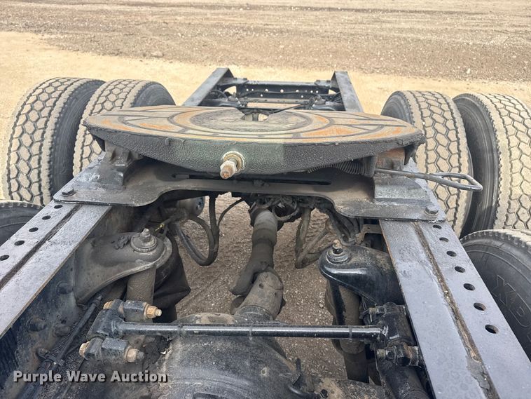 image for item EG2119 2014 Kenworth T800 semi truck