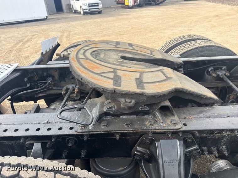 image for item EG2119 2014 Kenworth T800 semi truck