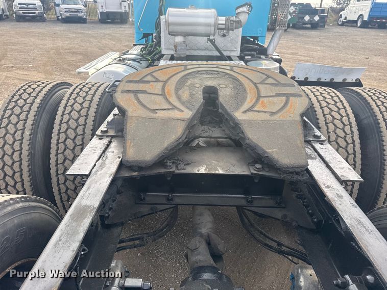 image for item EG2119 2014 Kenworth T800 semi truck