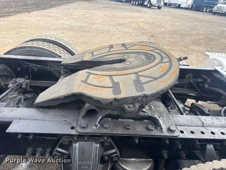 image for item EG2119 2014 Kenworth T800 semi truck