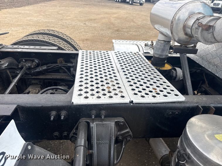 image for item EG2119 2014 Kenworth T800 semi truck