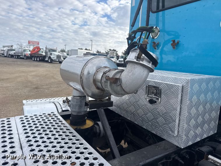 image for item EG2119 2014 Kenworth T800 semi truck