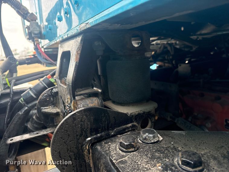 image for item EG2119 2014 Kenworth T800 semi truck