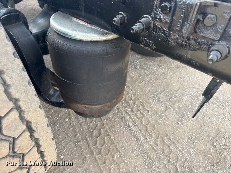 image for item EG2119 2014 Kenworth T800 semi truck