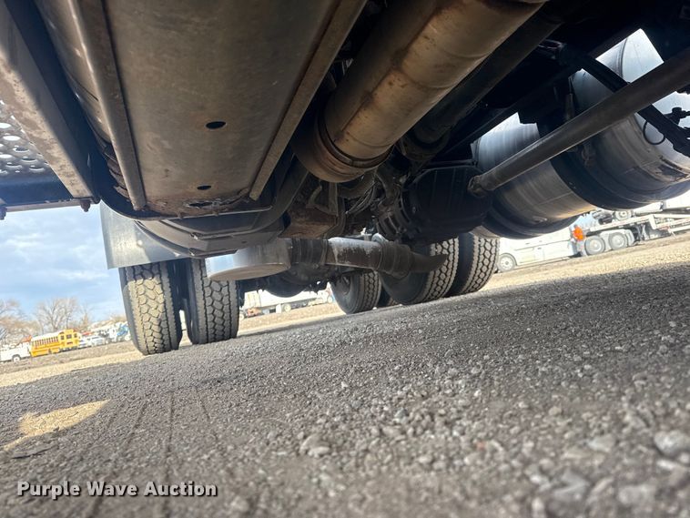 image for item EG2119 2014 Kenworth T800 semi truck