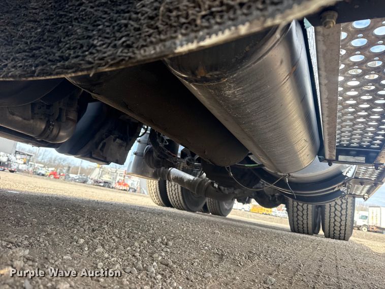 image for item EG2119 2014 Kenworth T800 semi truck