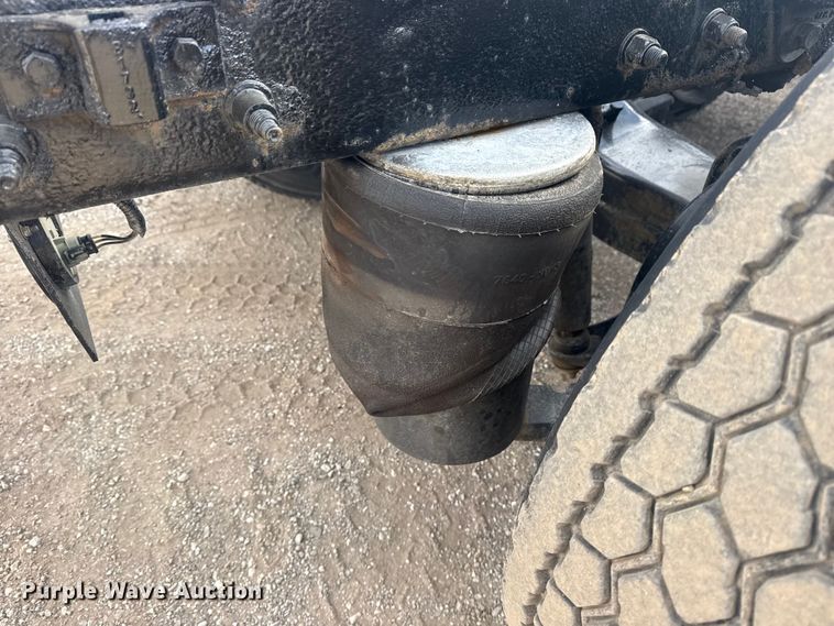 image for item EG2119 2014 Kenworth T800 semi truck