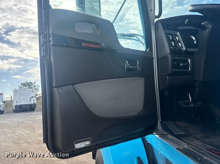 image for item EG2119 2014 Kenworth T800 semi truck
