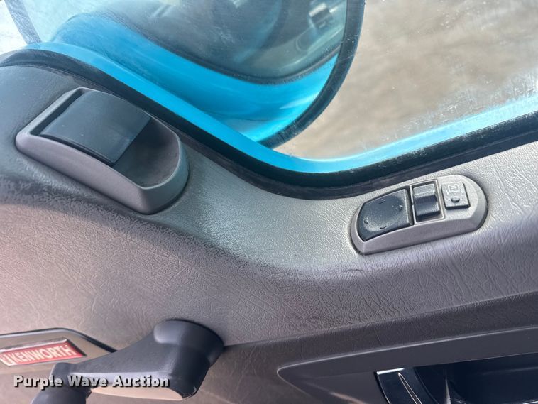 image for item EG2119 2014 Kenworth T800 semi truck