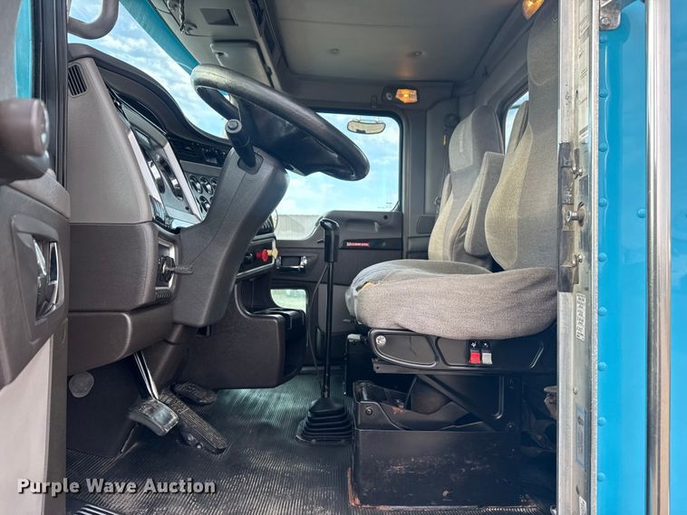 image for item EG2119 2014 Kenworth T800 semi truck