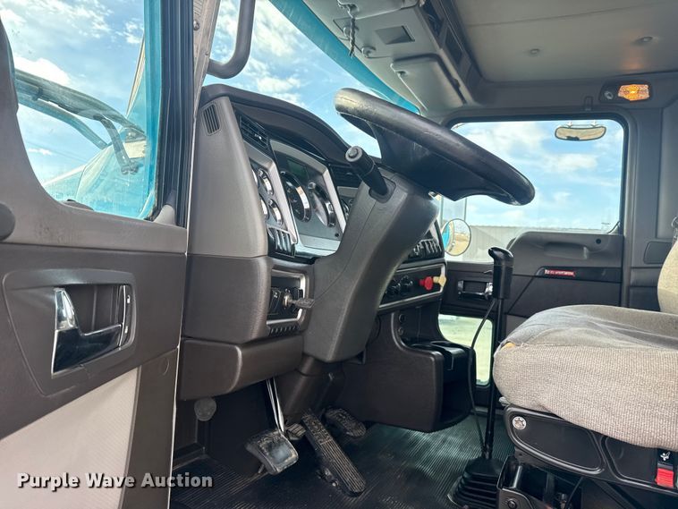 image for item EG2119 2014 Kenworth T800 semi truck