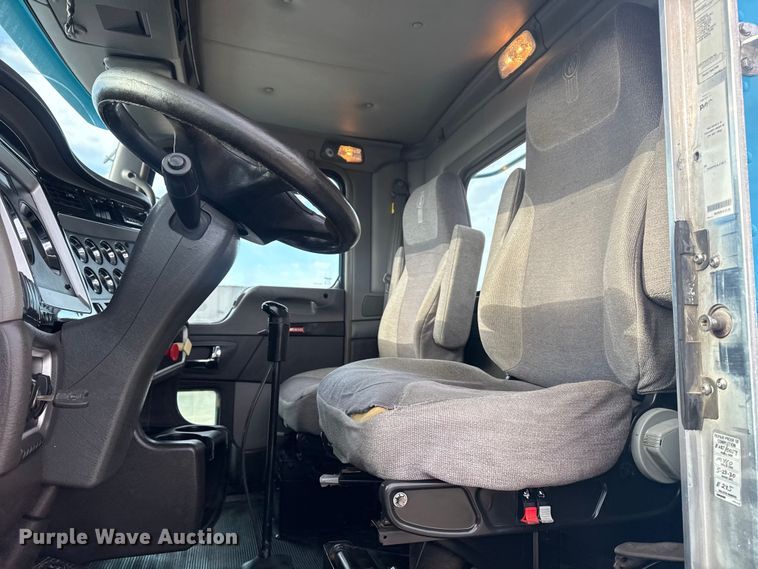 image for item EG2119 2014 Kenworth T800 semi truck