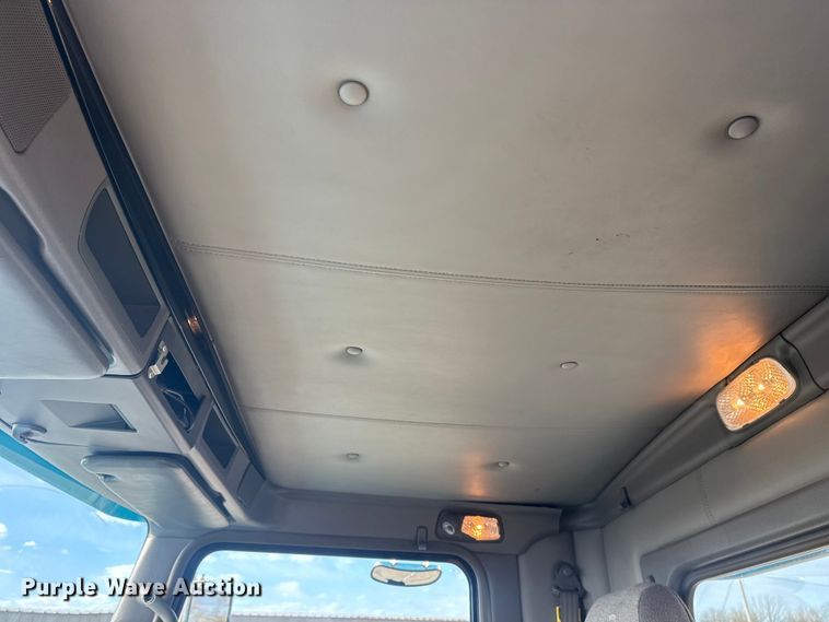 image for item EG2119 2014 Kenworth T800 semi truck