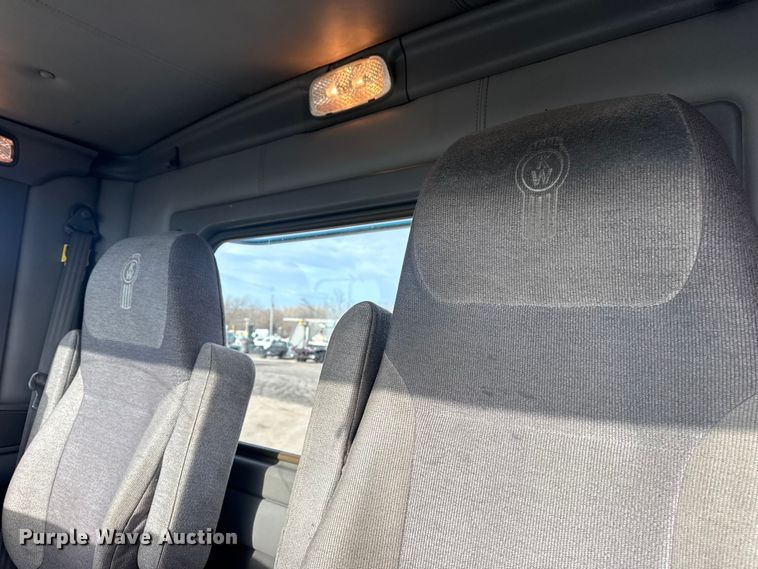 image for item EG2119 2014 Kenworth T800 semi truck