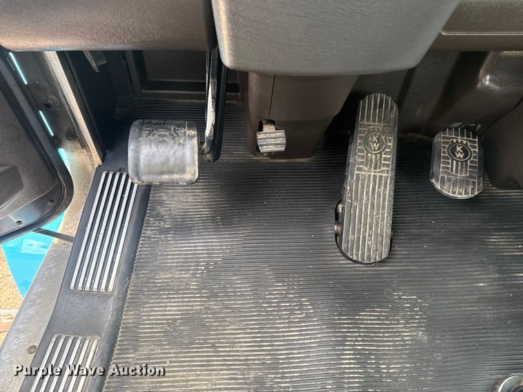 image for item EG2119 2014 Kenworth T800 semi truck