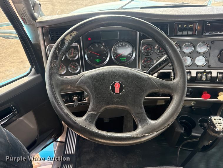 image for item EG2119 2014 Kenworth T800 semi truck