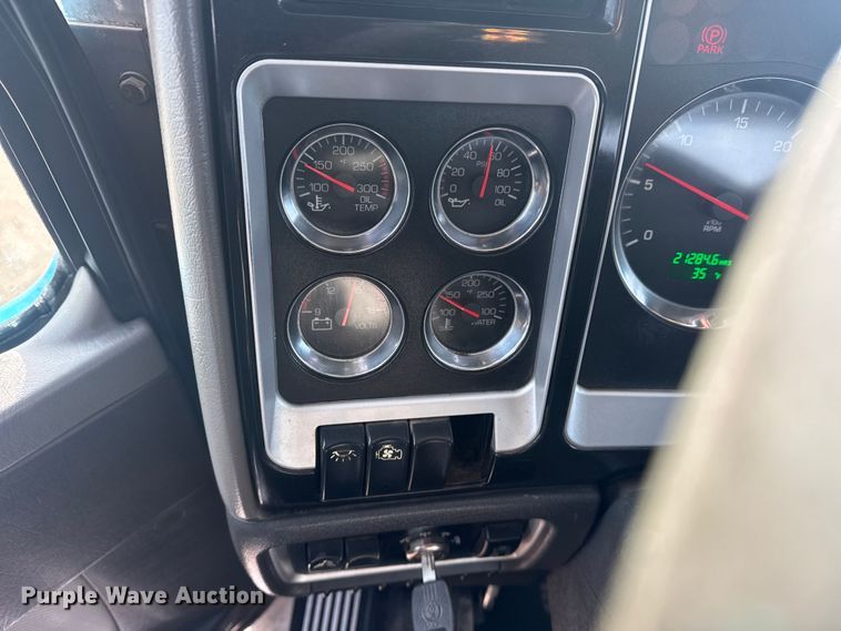 image for item EG2119 2014 Kenworth T800 semi truck