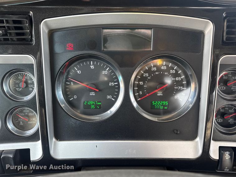 image for item EG2119 2014 Kenworth T800 semi truck