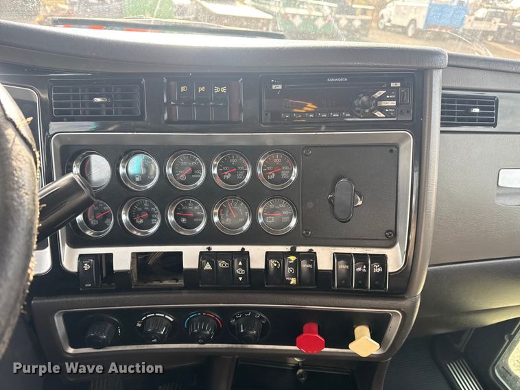 image for item EG2119 2014 Kenworth T800 semi truck