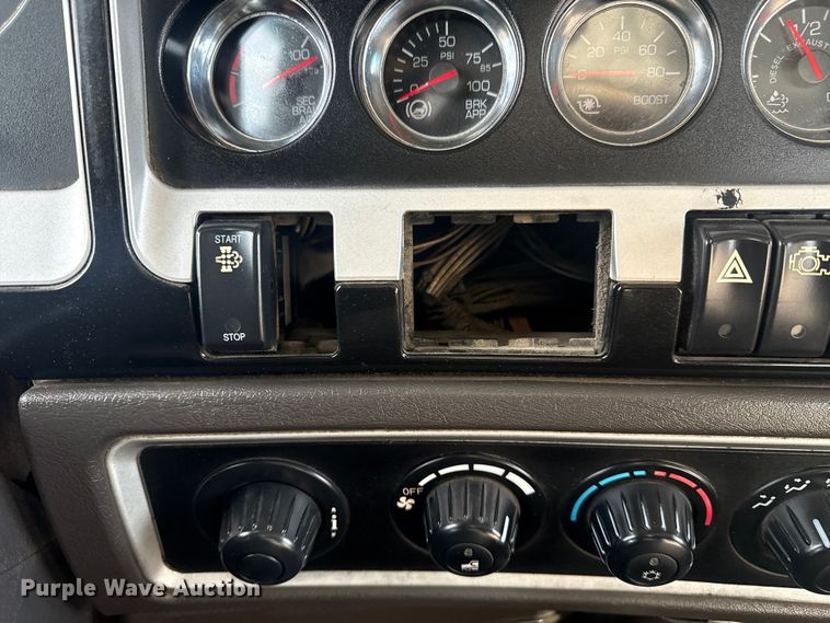 image for item EG2119 2014 Kenworth T800 semi truck