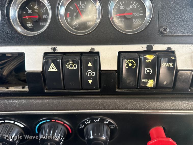 image for item EG2119 2014 Kenworth T800 semi truck