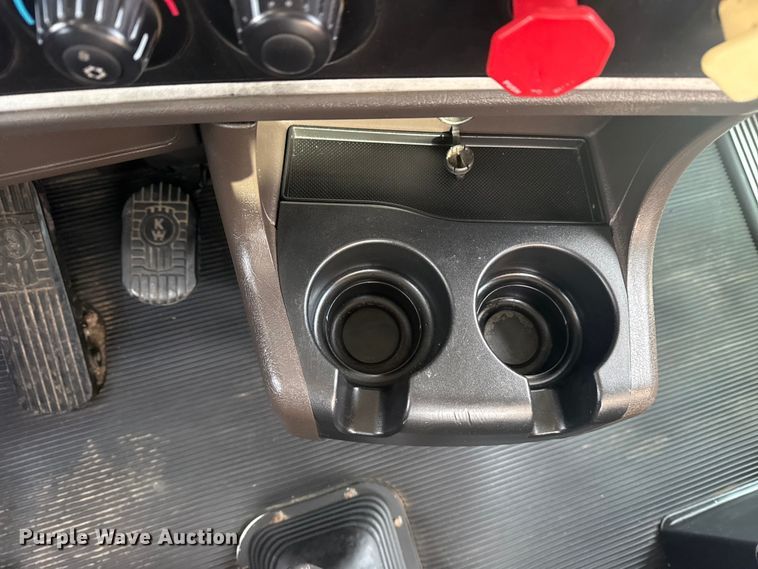 image for item EG2119 2014 Kenworth T800 semi truck