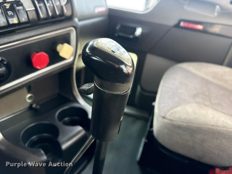 image for item EG2119 2014 Kenworth T800 semi truck