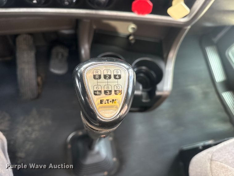 image for item EG2119 2014 Kenworth T800 semi truck