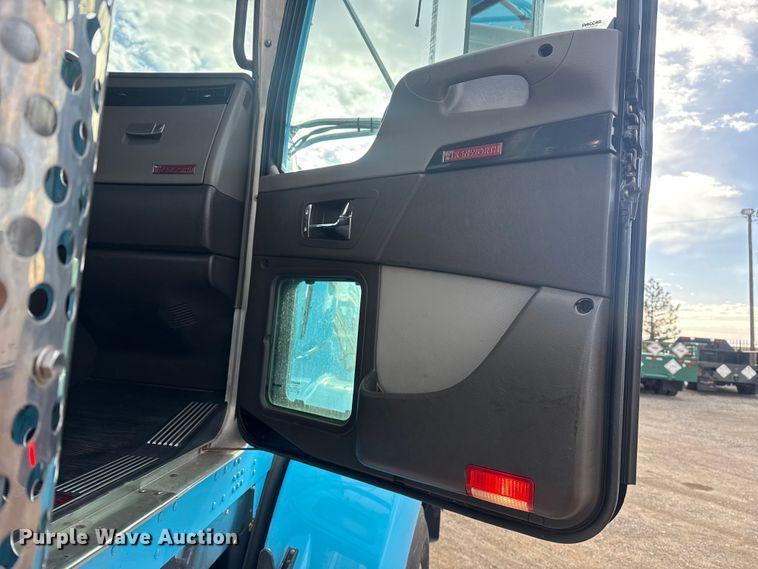 image for item EG2119 2014 Kenworth T800 semi truck