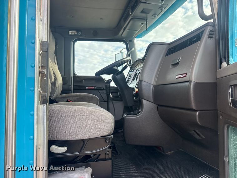 image for item EG2119 2014 Kenworth T800 semi truck