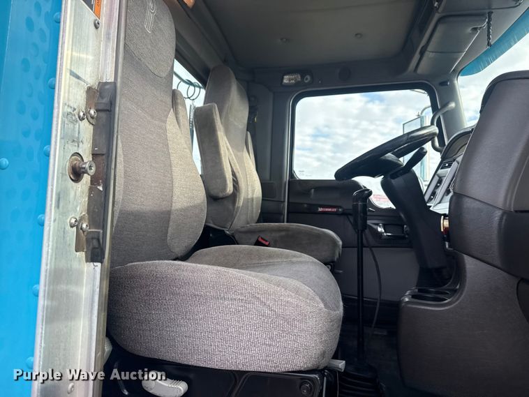 image for item EG2119 2014 Kenworth T800 semi truck