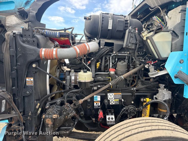 image for item EG2119 2014 Kenworth T800 semi truck