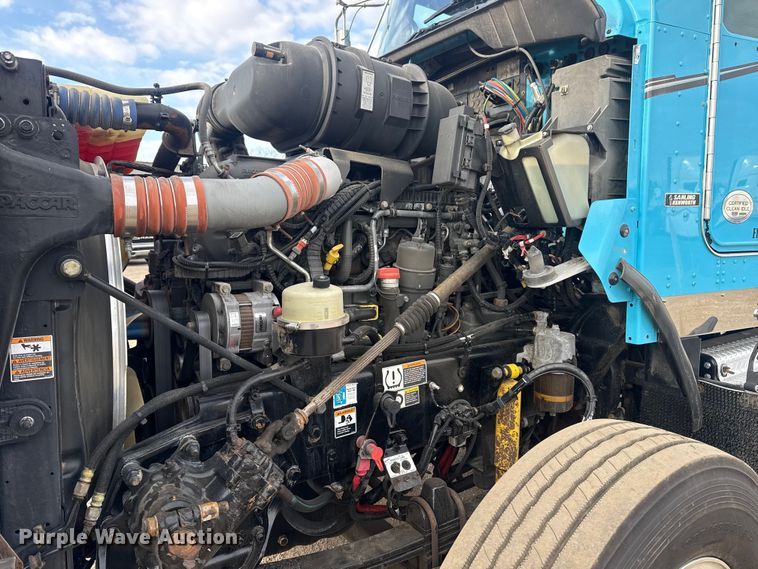 image for item EG2119 2014 Kenworth T800 semi truck