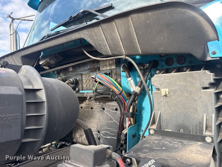 image for item EG2119 2014 Kenworth T800 semi truck