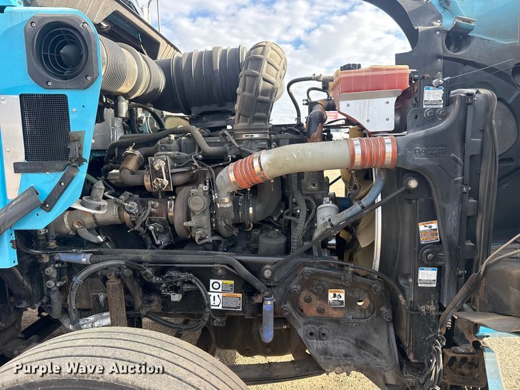 image for item EG2119 2014 Kenworth T800 semi truck