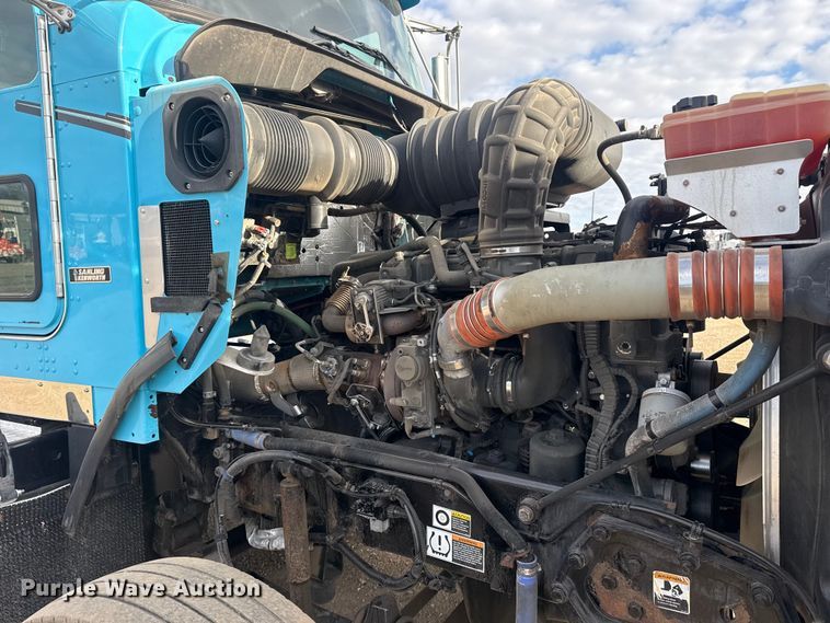 image for item EG2119 2014 Kenworth T800 semi truck