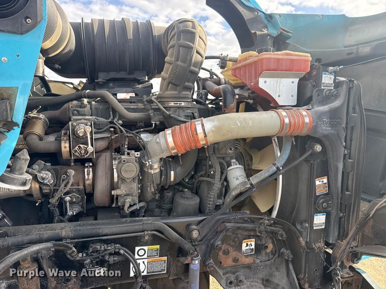 image for item EG2119 2014 Kenworth T800 semi truck